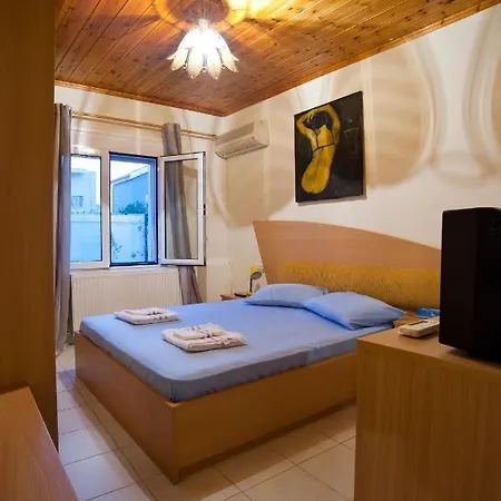 Elli 2 Beach-front With Garden إتِيا